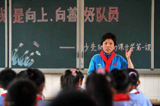 克里斯;派恩扮演的史蒂夫竟然还活着，而且还和爱人神奇女侠一起坐飞机看烟花